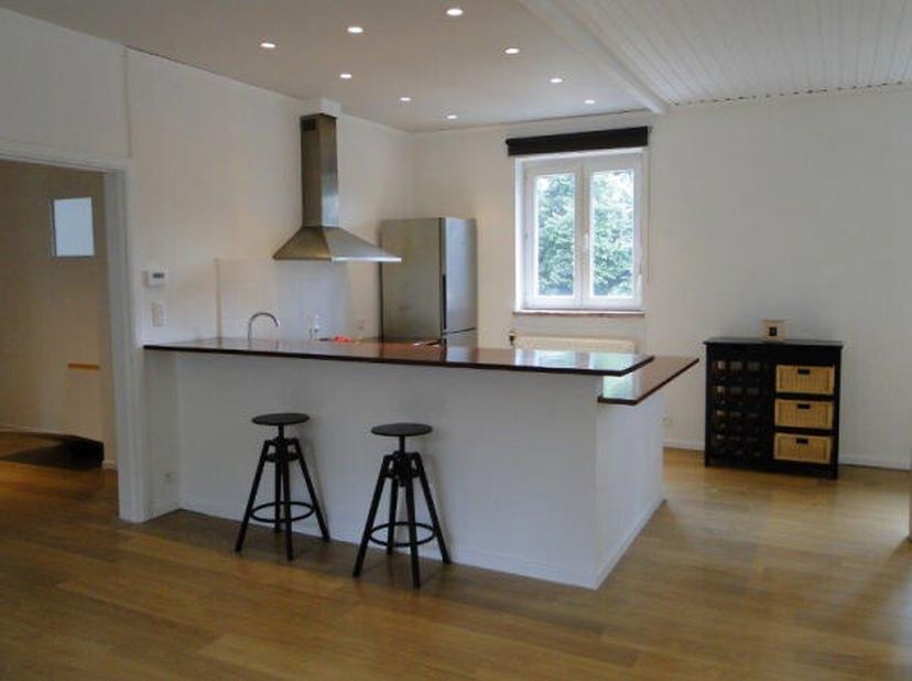 Ruim appartement met 2 slaapkamers op de 1ste verdieping van een huis, dicht bij winkels (restaurants, bancontact, apotheek, postkantoor, supermarkten