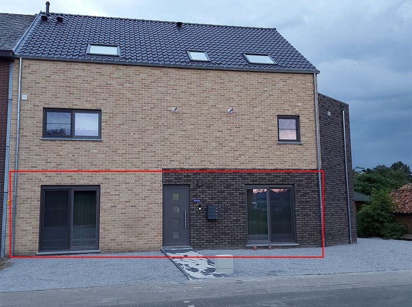 MUNSTERBILZEN: <br />
<br />
Gelijkvloers appartement met 2 slaapkamers, living, open - volledig ingerichte hoogglans keuken met koelkast, vriezer,