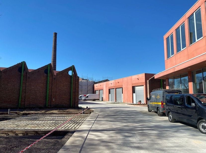 Ten zuide van de binnenstad Kortrijk, tussen het ei en de Doorniksewijk, bevindt zich project "Walle". Op de oude site van een tapijtenweverij werden