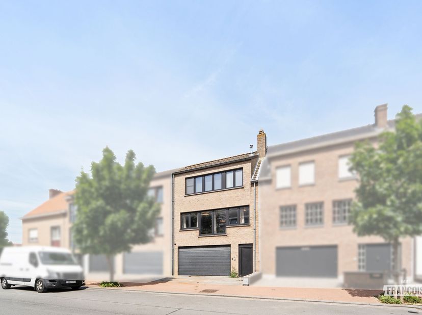 Êtes-vous à la recherche d'une spacieuse maison familiale à vendre à Blankenberge où confort, espace et cadre calme sont prioritaires ? Cette propriét