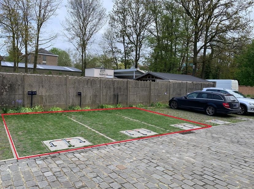 Deze 3 parkingplaatsen (alle 3 naast elkaar) worden aangeboden in het centrum van Kortemark - Prijs per plaats: €10 000<br />
Deze plaatsen bevinden z