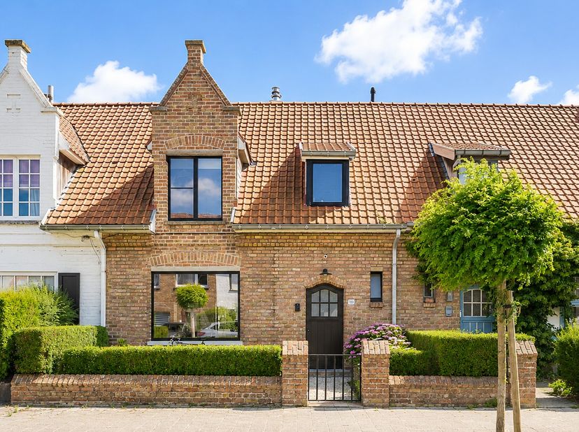 Op een rustige locatie in het oude Knokke bevindt zich deze compleet gerenoveerde woning, voorzien van 3 ruime slaapkamers, 2 badkamers, een zuidgeric