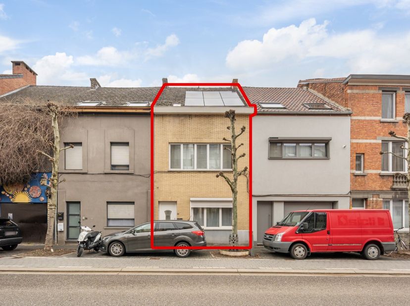 Deels gerenoveerde woning met stadstuin op een westelijk georiënteerd perceel van 2a60ca, gelegen tussen de kleine en de grote ring, op enkele passen