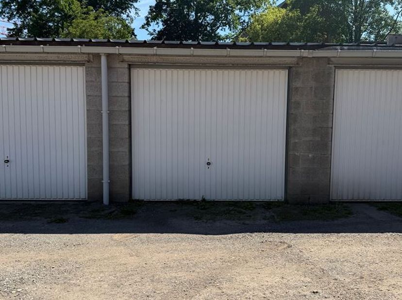 Garagebox te koop in Mechelen<br />
Op zoek naar een veilige en praktische parkeer- of opslagoplossing? Deze garagebox is gunstig gelegen in Mechelen