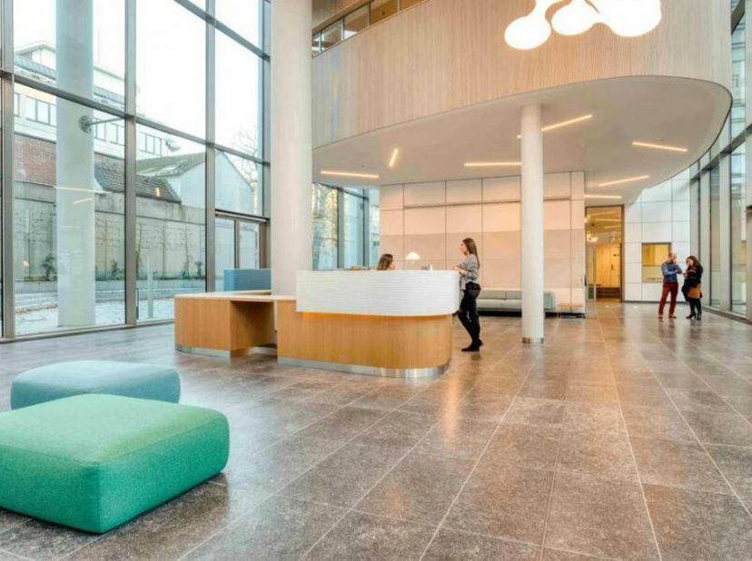 Dit moderne kantoorgebouw in de Brusselse Leopoldwijk biedt jouw organisatie een hoogwaardige en strategische vestigingsplaats. De locatie is perfect