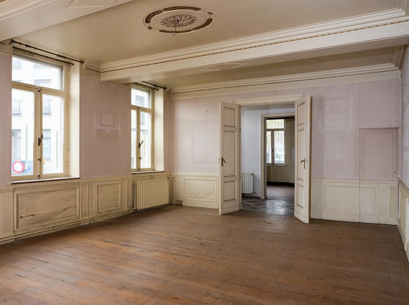 In het historische hart van Herk-de-Stad bevindt zich deze karaktervolle stadswoning, discreet verscholen maar op wandelafstand van winkels, horeca en
