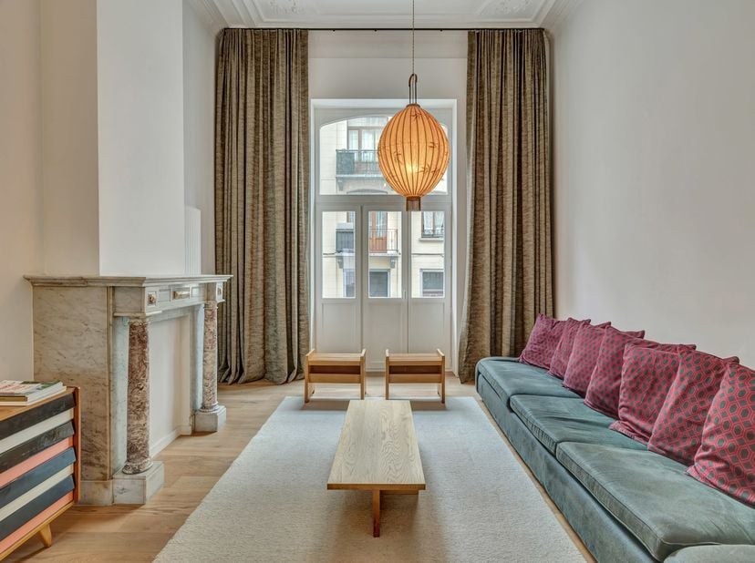 Gelegen in de Egide Walschaertsstraat, op wandelafstand van het Sint-Gillisvoorplein, het park van Vorst en het Wiels, stellen wij u dit elegante dupl