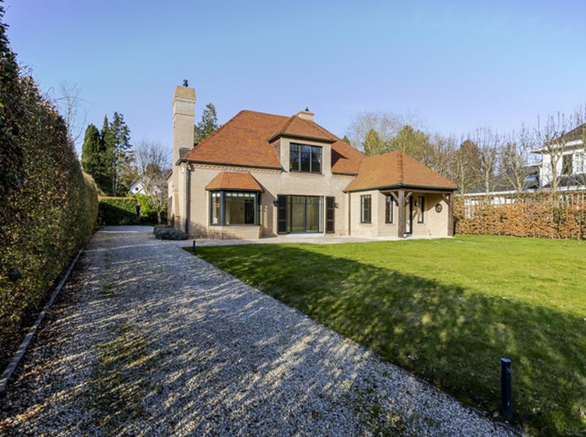 UITZONDERLIJKE VILLA<br />
Villa met zicht op de vijvers van het Park van Tervuren, met een bewoonbare oppervlakte van ± 250 m² op een bebouwde opperv