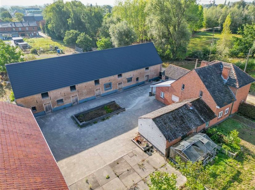 Kleine Hilst – 3500 Hasselt<br />
Te renoveren landgoed met zeer exclusieve ligging op een perceel van ca. 40 are. De hoeve is landelijk gelegen in ag