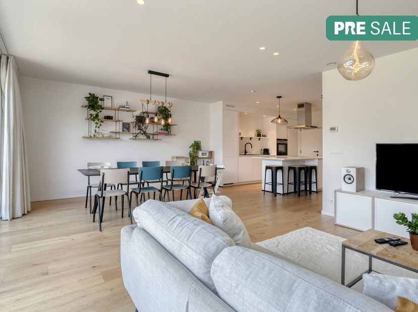 Modern en verrassend ruim, recent huis (°2023, 199m² bewoonbare oppervlakte) dat beschikt over 5 slaapkamers (waarvan 1 slaapkamer van 50m², die als p