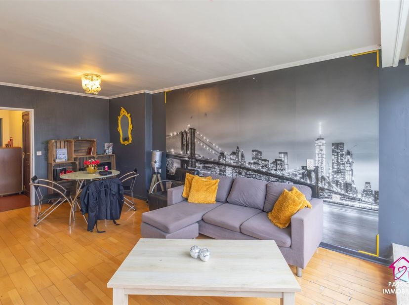 Charmant appartement 2 chambres, situé dans le centre de Charleroi. <br />
Ce bien est situé au dernier étage (sixième) offrant une superbe vue sur la