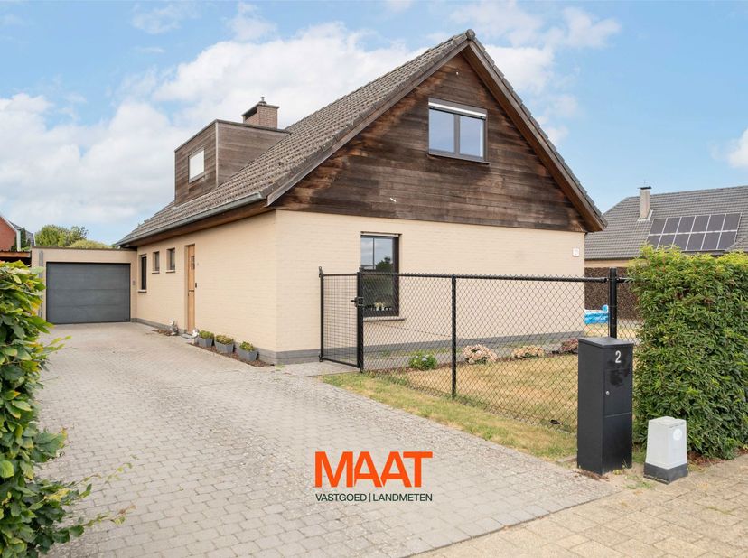 Deze open bebouwing bevindt zich in het landelijke en groene Morkhoven.<br />
De woning werd aanvankelijk gebouwd in 1978 maar zeer recent (2024 - 202