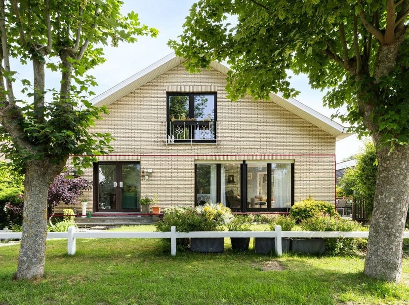 Wenduine: Gelijkvloers appartement te koop met tuin op toplocatie. Op een zeer gegeerde locatie in een residentiële buurt, nabij zowel de duinbossen a