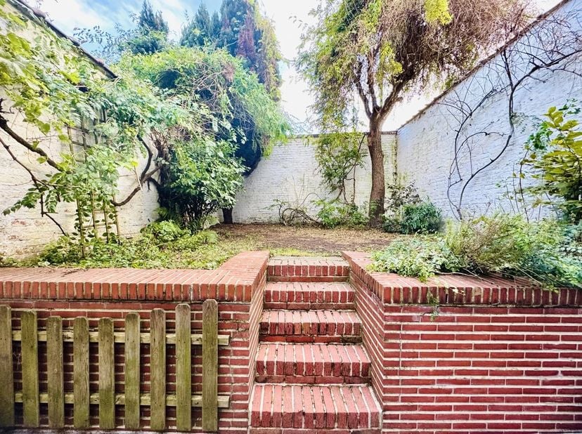 Présenté pat Maia Zinchenko:maia.zinchenko@victoire.be<br />
Victoire Junot vous propose en exclusivité:<br />
Dans un quartier paisible (Forest/Moliè