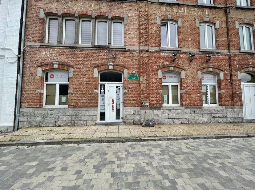 Surface commerciale idéalement située en face de la gare de Marloie, à moins de 4 km de Marche-en-Famenne.<br />
Le rez-de-chaussée offre 80 m² aménag