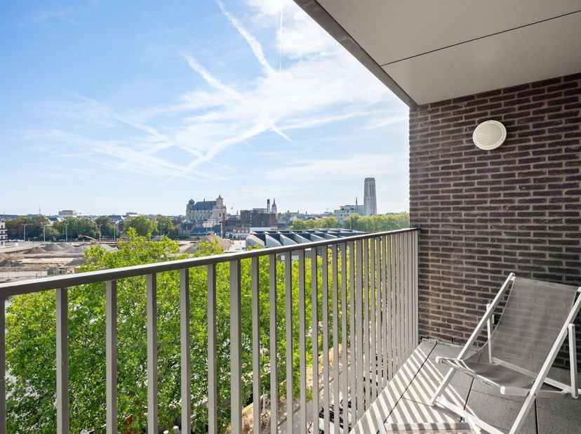 Situé dans un cadre unique et paisible, cet appartement lumineux offre une vue magnifique sur la Dijle et la ville de Malines. Vous vous trouvez en mê