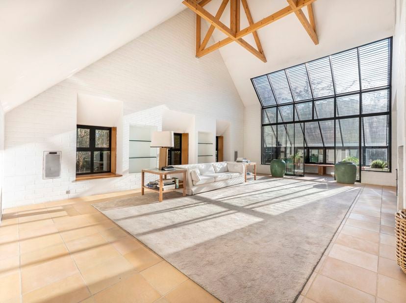Deze uitzonderlijke villa, ontworpen door de gerenommeerde architecte Claire Bataille, belichaamt tijdloze architectuur op maat van een gezin, discree