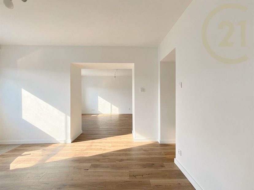 Century 21 Alliance - Demeuse vous propose cette maison 3 façades entièrement rénovée en 2026, offrant une superficie habitable denviron 145 m² sur un
