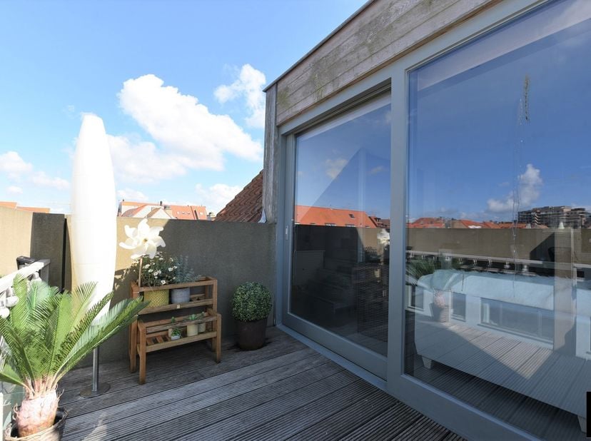 In de charmante residentie Dolce Vita bevindt zich dit prachtig gerenoveerde duplexappartement (bouwjaar 2006) in een kleinschalig gebouw met slechts