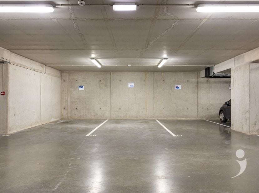 Deze ondergrondse staanplaats is ideaal gelegen op wandelafstand van het station, vlakbij de campussen en het centrum van Leuven.<br />
De staanplaat