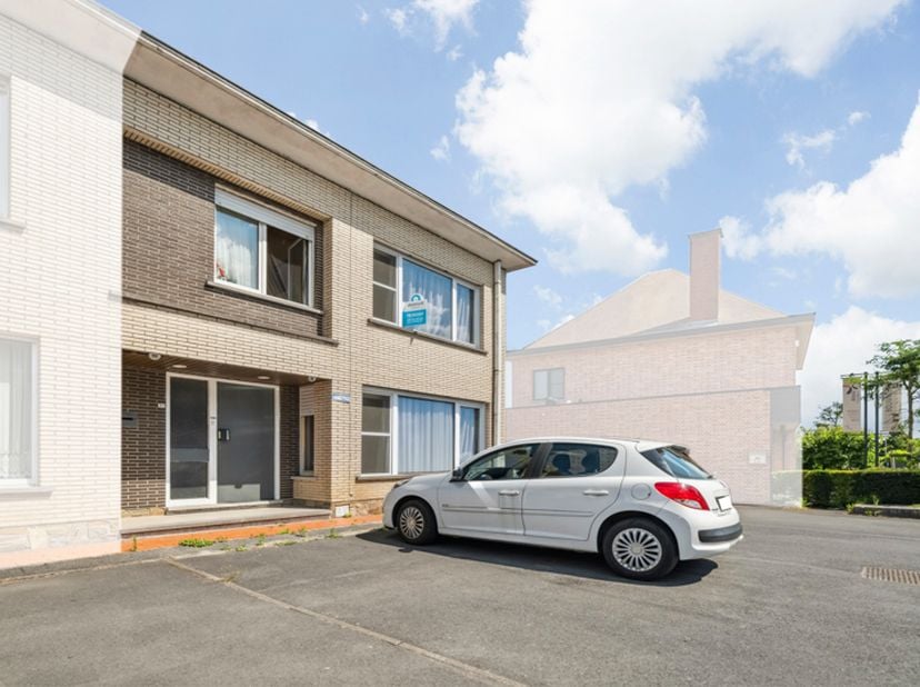 Hooglede-centrum. Stevig gebouwde half open bebouwing met 3 slaapkamers op een perceel van 241m2. Vaste huuropbrengst.<br />
<br />
Pal in het centrum