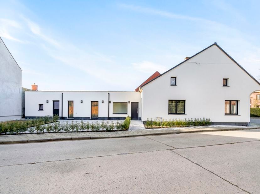Ben je op zoek naar een instapklare woning in het rustige en charmante Smetlede? Zoek niet verder! Deze prachtig gerenoveerde woning biedt de perfecte