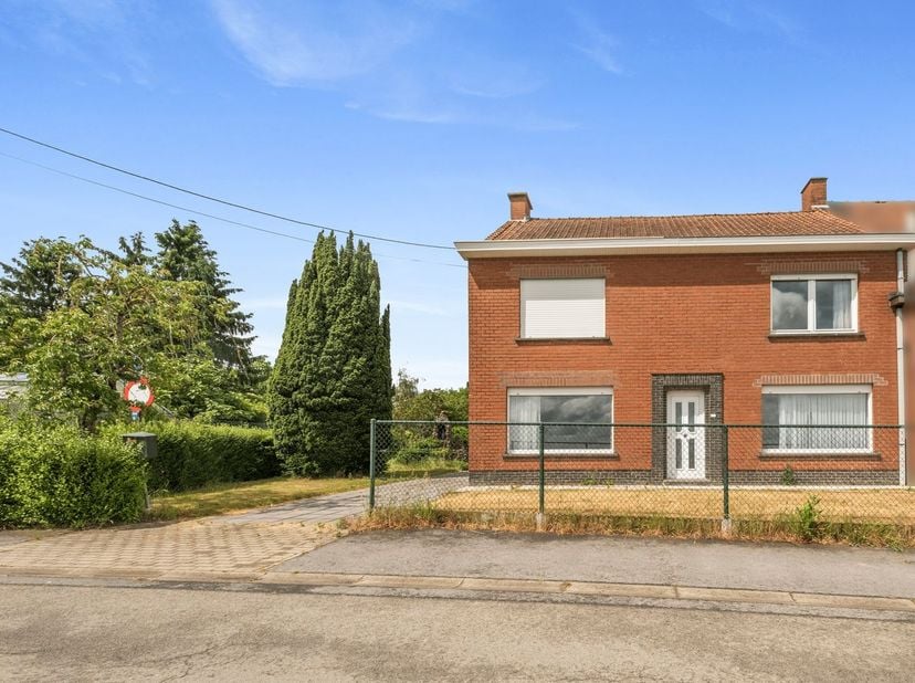 Rust, ruimte en groen gaan hand in hand bij deze ruime gezinswoning in de Beverenstraat te Hooglede, gelegen op een prachtig perceel van maar liefst 2