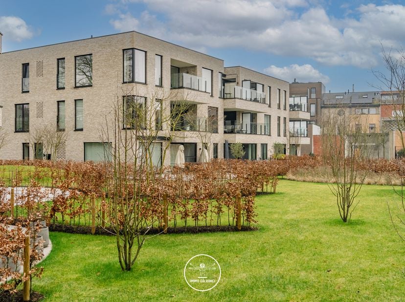 Vraag uw bezoek aan via immodavinci.be<br />
Ligging<br />
Dit recent BEN-appartement (bijna-energieneutraal), gebouwd in 2023, bevindt zich op een ui