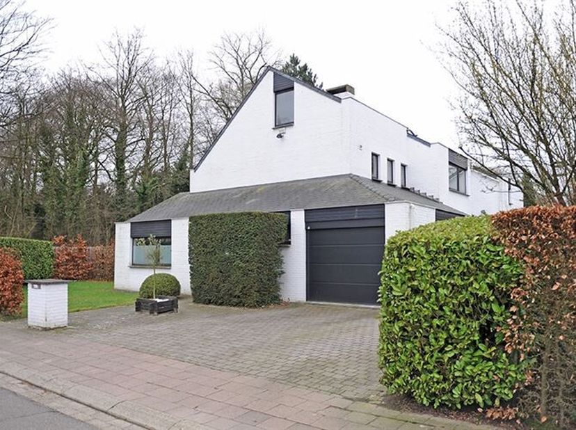 Bekijk deze woning uitgebreid op www.koosi.be<br />
Deze typische jaren 80-villa is gelegen op de hoek van de Baron van Ertbornstraat en Kleine Grippe