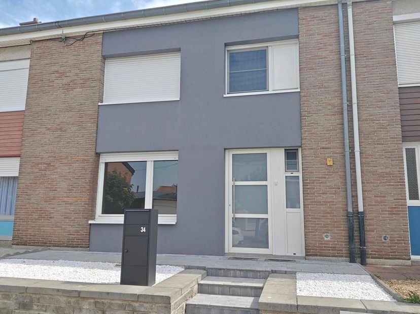 Pas gerenoveerde gezinswoning met ruim terras en berging te huur in Wezemaal!<br />
Bent u op zoek naar een verzorgde, instapklare woning op een gunst