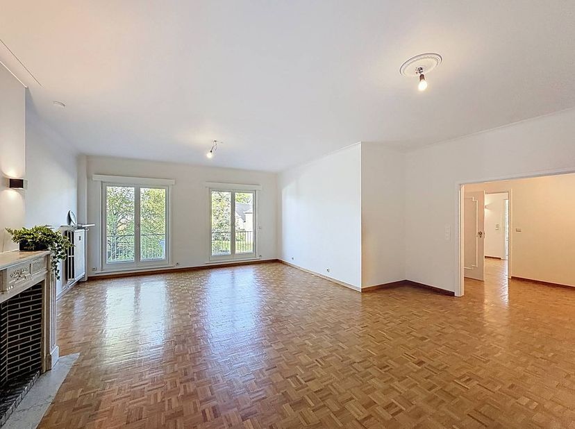 Cet appartement situé à Winglaan, en Pologne, allie le charme d'un bâtiment ancien au confort d'une rénovation récente. L'architecture de caractère vo