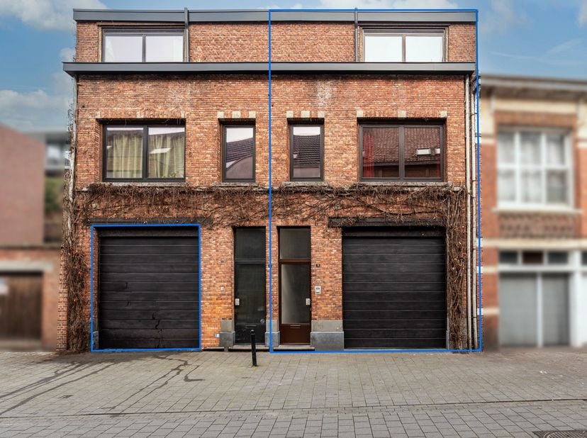 Huurprijs: 900 EUR per maand<br />
+ 75 EUR per maand voor de autostaanplaats<br />
Kosten plaatsbeschrijving zijn 50/50 te betalen door huurder en ve