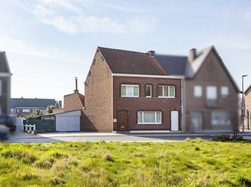 C'est dans une rue particulièrement calme du charmant quartier de Nederename que se trouve cette spacieuse maison à rénover offrant de nombreuses poss