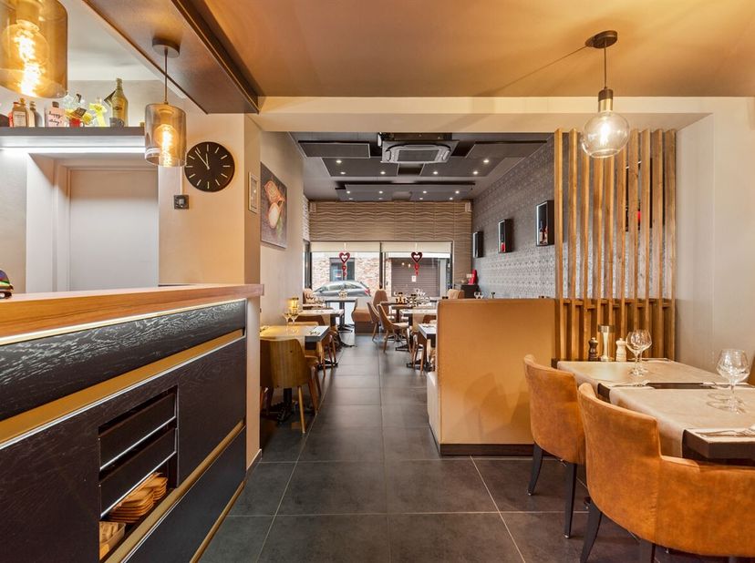 Openhuizendag op zaterdag 13 juni van 09u30 - 10u30<br />
Instapklaar handelspand en ruim duplex appartement<br />
Ligging: <br />
Gelegen in de Stati