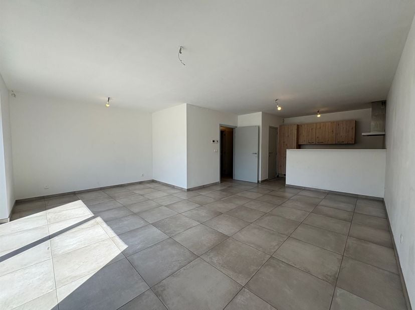 MCA Immobilier vous propose cet appartement de 85 m², situé au 1er étage de la résidence Bois de la Rochette à Hollogne. Il se compose d’un hall d’ent