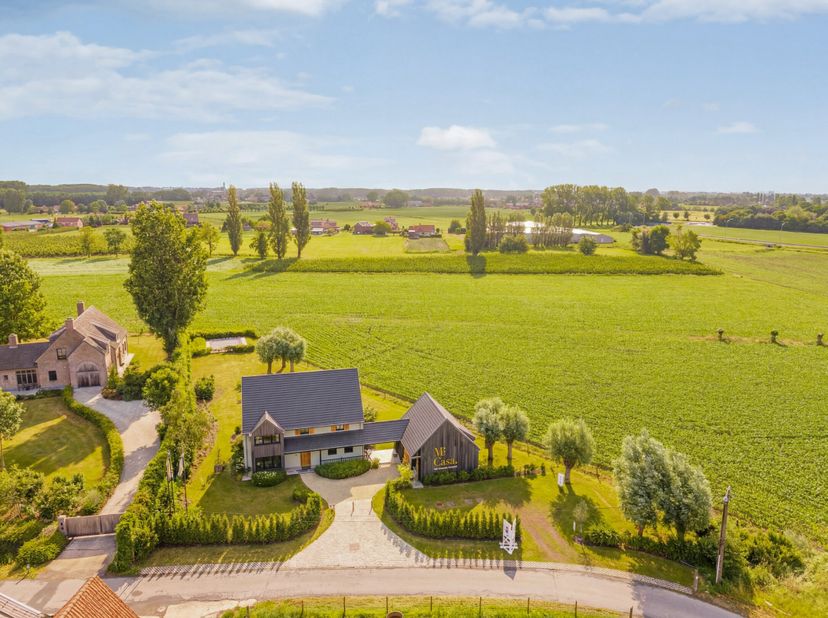 Deze hoogwaardig afgewerkte nieuwbouwwoning, te koop onder het gunstige stelsel van registratierechten, ligt op een uitstekend bereikbare en toch zeer