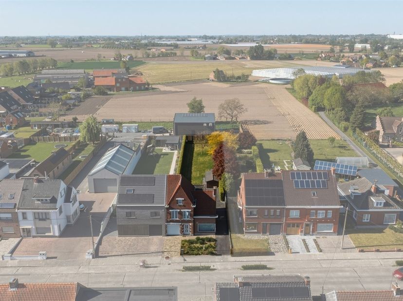 In het charmante en landelijke Oostnieuwkerke, op een vlotte verbinding naar Roeselare, bevindt zich deze ruime en solide halfopen bebouwing op een pe