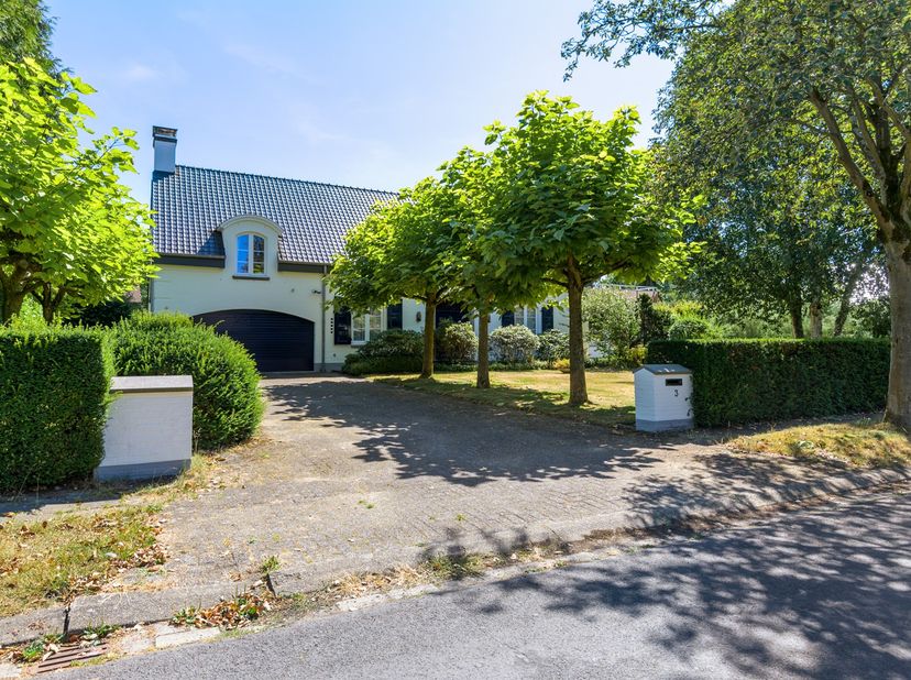 Deze villa geniet van een uitstekende ligging in een doodlopende straat, midden in een groene villawijk van ’s-Gravenwezel. Het dorpscentrum met winke