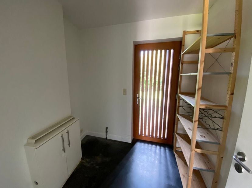 Deze halfopen passiefwoning heeft een laag energiepeil en zonnepanelen wat een zeer gunstig effect heeft op het energieverbruik.<br />
De woning besch