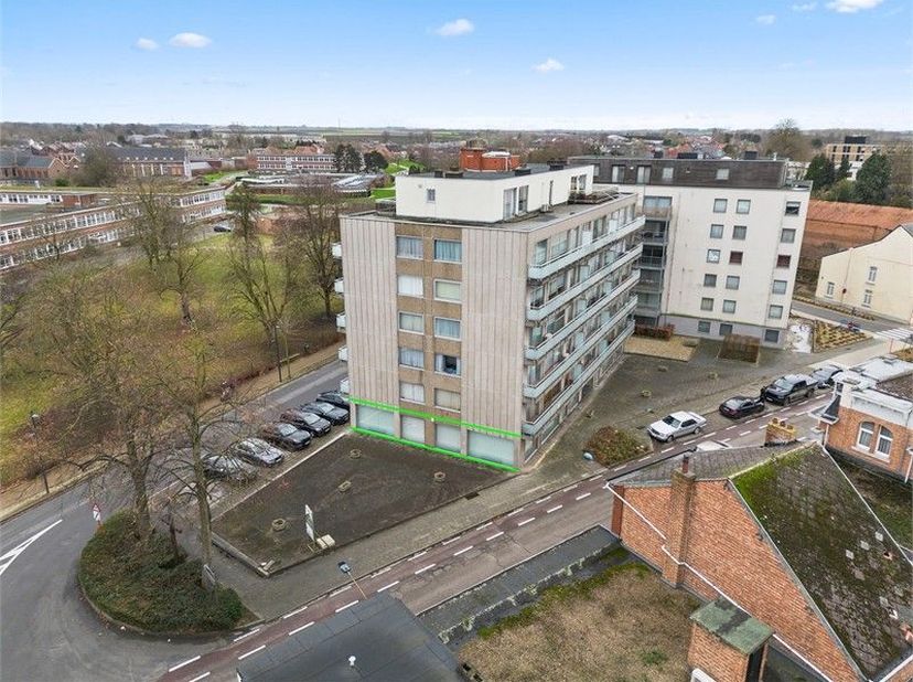 Ben je opzoek naar een kantoorruimte op wandelafstand van het bruisende stadscentrum van Sint-Truiden? Dan is deze handelsruimte op de Tiensesteenweg