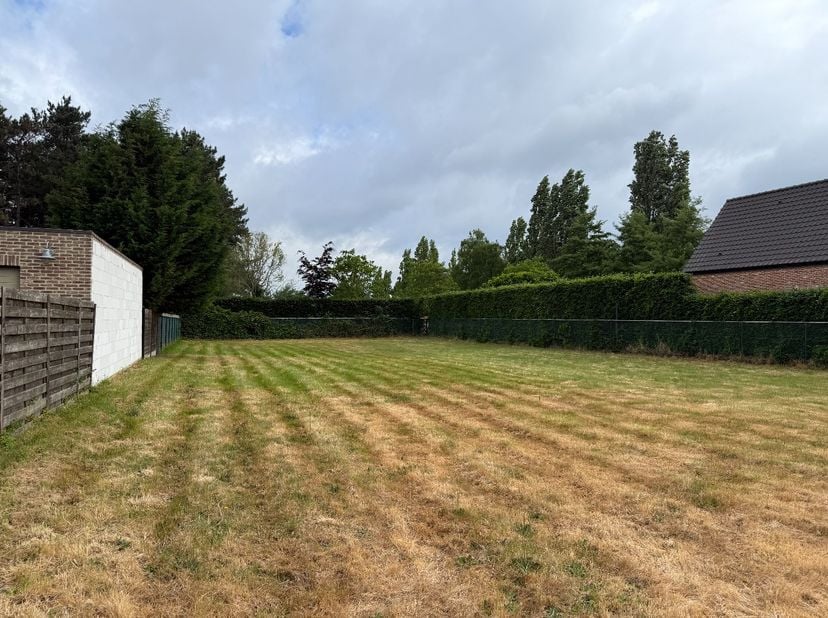 Een perceel bouwgrond bestemd voor het bouwen van een halfopen bebouwing, Het betreft een noordwest georiënteerd perceel met een perceelbreedte van 10