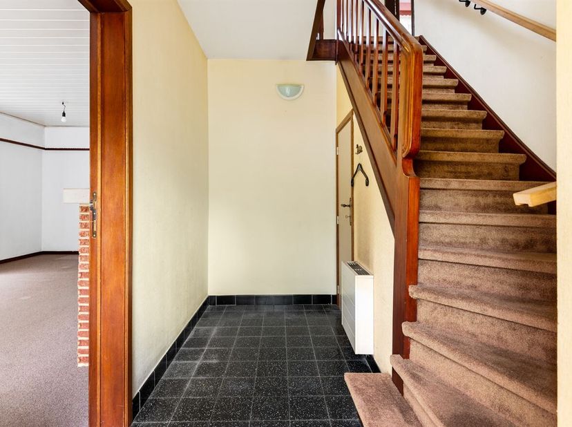 Ligging: Gelegen in een rustige, groene buurt nabij de Romboutweg in Brasschaat, vind je deze woning met veel potentieel. De centrale ligging vlakbij