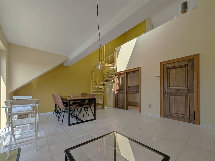 Verzorgd duplexappartement met EPC B nabij het centrum van Hasselt<br />
Bent u op zoek naar een ruim, lichtrijk en energiezuinig duplexappartement op