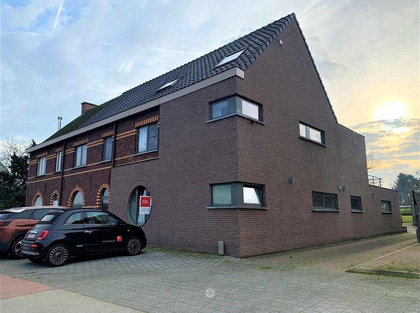 ZINGEM - Op zoek naar een gelijkvloers appartement met 3 slaapkamers en terras in Zingem? <br />
Dan is dit pand mogelijk iets voor u!<br />
De belang