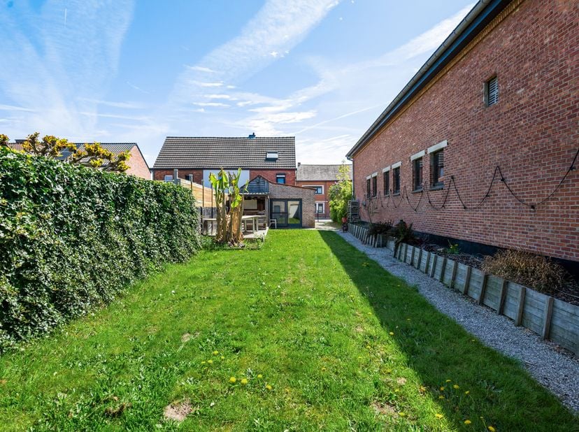 Welkom in jouw nieuwe thuis! Dit huis bevindt zich in een gezinsvriendelijke woonomgeving waar rust en bereikbaarheid perfect hand in hand gaan. Zowel