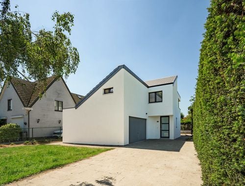                                         Villa te koop in Burcht, € 649.000
