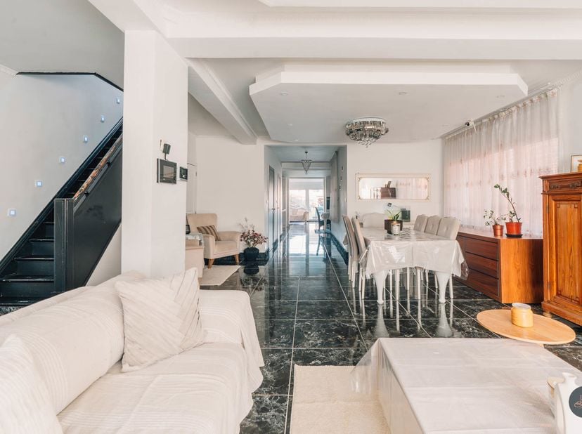 Wie ruimte, comfort en potentieel zoekt, vindt aan de Mechelbaan een uitzonderlijke kans. Deze royale gezinswoning biedt een leefomgeving die luxueus,