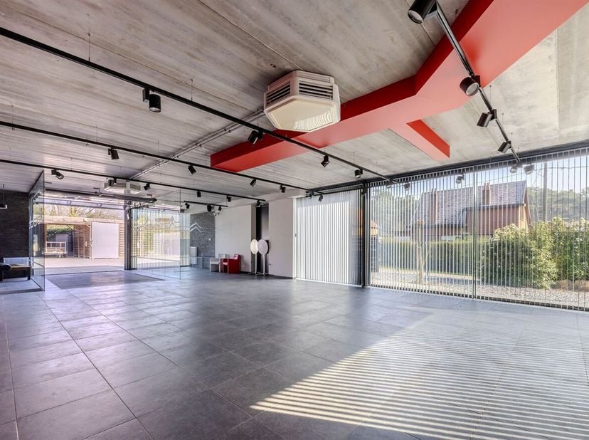 Recente open bebouwing met veel mogelijkheden te Herselt<br />
Bij het betreden van de woning komt u op het gelijkvloers in een grote polyvalente ruim