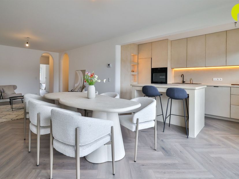 IN OPTIE!<br />
<br />
Dit instapklaar 2 à 3 slpk. appartement met garagebox onderging in 2025 een grondige totaalrenovatie in ware Ibiza vibe!  De