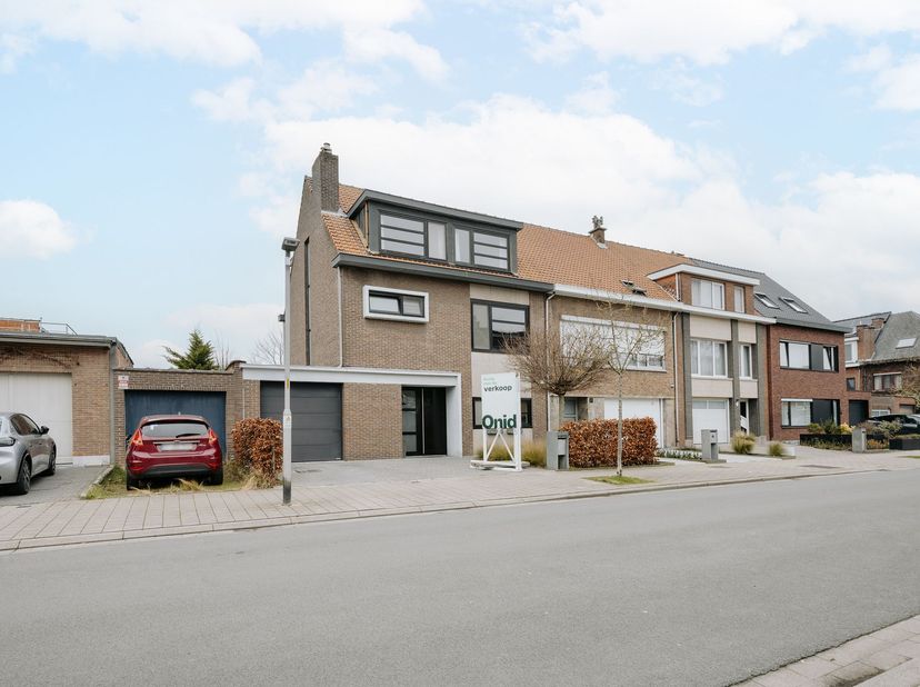 In de rustige en geliefde Grasmuslaan in Hoboken, op wandelafstand van park Sorghvliedt en Schoonselhof, vind je deze prachtige en uitzonderlijk ruime